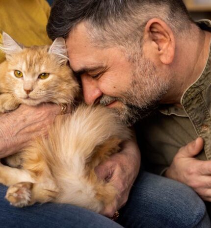 elderly-people-with-cat-pet-min